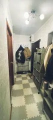 Квартира, общая площадь 42.5 кв.м., расположенная по адресу: Московская область, г. Электросталь, ул. Победы, д. 18, корп. 2, кв. 2, кадастровый номер 50:46:0030102:5156. Находится в залоге у Sovcombank. Прописан один совершеннолетний, долги по ЖКХ со слов должника отсутствуют.