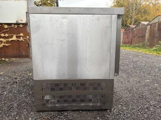 Холодильный стол для салатов HiCold SLE3-111GN (без крышки). Является бывшим в употреблении имуществом, могут иметься скрытые недостатки.