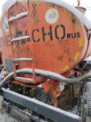 Нефаз 8602-10 2006 года выпуска. Полуприцеп-цистерна, цвет оранжевый. VIN: X1F86020060000746, государственный номер: АС269886, номер кузова: X1F86020060000746. Имущество в залоге. Согласно акту осмотра и фотографиям, имеет множественные сколы и местами коррозию.