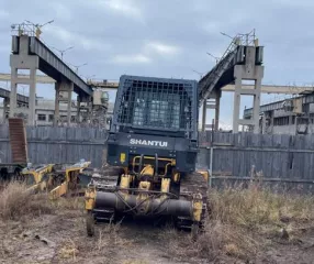 Бульдозер Shantui SD16F, 2011 г.в., желтый, гусеничный. Заводской номер SD16AF123031, двигатель C9115003106. Мощность 184 л.с. (135 кВт). Гос. номер 8677РК38. Имущество в залоге ФНС России на основании определения Арбитражного суда от 02.04.2024 по делу А19-3157/2023.