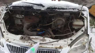 Автобус ГАЗ-32213 на 13 мест, 2004 года выпуска, белого цвета. Объем двигателя 2.285 л. VIN: ХТН32213040367979, номер двигателя: 4063ОА*43091505* (4063OF*Y4002309), номер кузова: 32210040115253. Состояние: требуется капитальный ремонт или замена номерных агрегатов. ПТС есть.