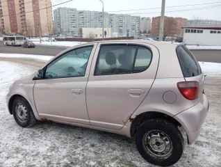 Toyota Vitz 2000 года выпуска, красный (розовый) цвет, VIN отсутствует.