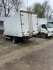 Грузовой автомобиль Mitsubishi Fuso Canter FE85DG, 2013 год. VIN: Z9MFE85DGBG004462, госномер: Н400МХ123. Автомобиль не на ходу. На водительской двери вмятина, капот и передний бампер под замену, аккумулятора нет. ПТС на автомобиль отсутствует.