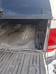 Volkswagen Amarok, 2011 года, 163 л.с., АКПП. Транспортное средство: автомобиль Volkswagen 2H Amarok, год выпуска: 2011, VIN: WV1ZZZ2HZCA004848, регистрационный знак: Х 392 КН 19, цвет белый. Неисправен двигатель, следы коррозии на кузове, вмятины на капоте.