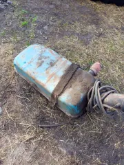 Трактор МТЗ-80Л 1992 года, синий. Госномер 1907 КА 45. Заводской номер 235017. Состояние: необходим ремонт двигателя, ТНВД, КПП, заднего моста. Имеются сколы, царапины и очаги сквозной коррозии. Возможны другие скрытые неисправности.