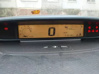 Автомобиль марки CITROEN, модель: C4, год выпуска: 2009г., кузов №: VF7LCNFUL9Y585241, идентификационный номер  VIN : VF7LCNFUL9Y585241.  ВНИМАНИЕ    Требует ремонта стартер, радиатор, сцепление, правые стеклоподъемники    