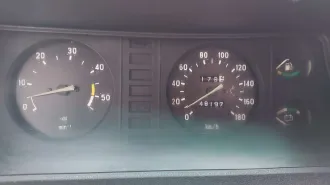 ГАЗ 2705, 2002. Автомобиль ГАЗ, модель: 2705, год изготовления: 2002 г.в., VIN: ХТН27050020242987, г.р.з. Т647УЕ47, вид собственности – совместная с супругом Арефьевым А.А. Автомобиль в неудовлетворительном состоянии, не находу, имеет сквозную коррозию металла по всему кузову, некомплектен…
