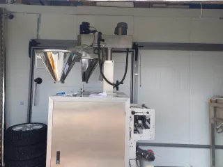 Фасовочный автомат со шнековым дозатором и бункером 50 л, мощностью 220В, 50 Гц, 2,2 Квт, с производительностью до 60 уп/мин, диапазон упаковки от 0,15 до 1,5 кг, вес станка без бункера 650 кг, с загрузочным бункером (400 л) с винтовой подачей. По результатам осмотра фасовочный аппарат неисправен…