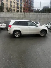 Автомобиль марки Suzuki модель Grand Vitara 2011 г.в. VIN-номер JSAJTD54V00621128; состояние удовлетворительное, авто на ходу, видимых повреждений нет. Есть следы коррозии на левом заднем крыле, сколы и повреждения ЛКП, трещина на лобовом стекле, течь сальников редуктора и задних приводов, течь…