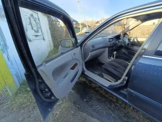 Toyota Sprinter 1998 года, 100 лс, 300000 км, АКПП. VIN отсутствует, кузов № H077749, цвет синий. Коробка затягивает при переключении. По кузову есть недостатки, имеются сколы. В правой стороне спереди не понятные стуки. Возможно наличие иных скрытых недостатков.