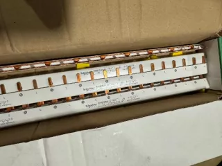 Изделия Schneider Контактор с маркировкой LC1D09P7 Contactor Schneider Electric - 1 шт.Гребенчатая шина в коробке с маркировкой Schneider Electric A9XPH224, 2P 100 A – 6 шт.; Крепления и автоматический выключатель в коробке с маркировкой Schneider Electric  LV540505  - 4 пакета; Крепления в коробке…