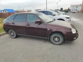 Lada Priora 2014, 97,9 лс, 155000 км. ТС не на ходу, требуется замена передних стоек полностью с опорными подшипниками, аккумулятора, переднюю правую стойку со стороны пассажира нужно вырезать и варить, замена стакана, генератор то не даёт зарядку, все жидкости под замену, двигатель троит.