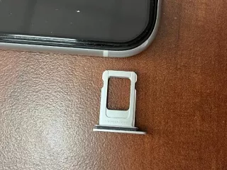 iPhone XR белого цвета, 1 шт. Б/у.