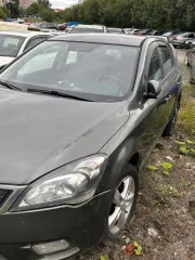 Kia Ceed 2010 года выпуска, серебристого цвета, госномер Н930МС51, VIN: XWEHC512AA0001374. Повреждение заднего бампера с левой и правой стороны. Незначительные, но многочисленные, сколы понизу всех дверей и порогов, в области колесных арок, на переднем бампере лакокрасочного покрытия…