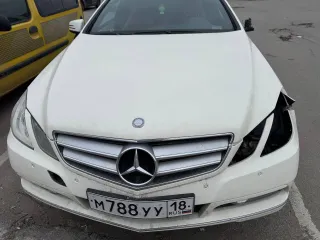 Mercedes-Benz E 200 CGI, 2010 легковой автомобиль (купе), год выпуска: 2010, VIN: WDD2073481F067708, гос. номер: М788УУ18, цвет: Белый, не на ходу, не заводится — пробег от 274 916 км. Двигатель отсутствует, битая передняя часть, ржавчина по кузову. Местоположение: г. Санкт-Петербург, информация о…