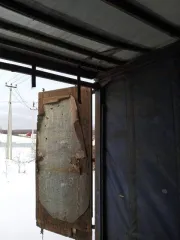 Прицеп Montracon 1996 года, идентификационный номер SMRC3A04496D54440. Техническое описание: Гнилой. Тент рваный, стойки сгнили и отвалились. Ворота плохие, резина под замену. Одно колесо отсутствует. Лопнули две пневмоподушки. Тент бока и крыша не работают.