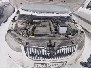 Skoda Octavia 2013 года выпуска, VIN XW8AC4NE8EH016970. Цвет белый, госномер О785НР32. Автомобиль в залоге. Не на ходу: не работает коробка передач, двигатель заводится. Состояние кузова требует покраски, имеются повреждения стоп-сигналов, множество сколов и царапин.