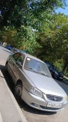 Хендэ Акцент 2003 года, серебристый. VIN: X7MCF41GP4M007673, ПТС: 63РН 449751, госномер Р565КА64. Двигатель бензиновый G4EC3626195, объем 1.5 л (1495 куб. см), мощность 102 л.с. Максимальная масса 1555 кг, масса без нагрузки 1176 кг. Экологический класс не установлен. Произведен ООО ТАГАЗ (Россия).