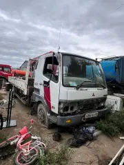 Mitsubishi Fuso 1995 года выпуска, государственный номер М881ЕН14, VIN отсутствует, номер двигателя 763425, колеса спущены, сцепление, тормоза и ходовая часть неисправны, фары и аккумулятор отсутствуют. Местонахождение: РС(Я).