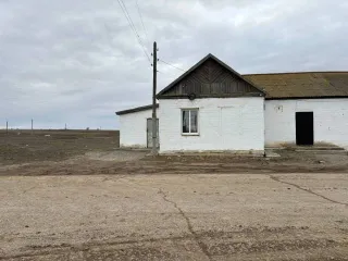 Здание нежилое площадью 144,50 кв.м. с кадастровым номером 08:04:240101:747 и земельный участок площадью 336,00 кв.м. с кадастровым номером 08:04:240101:466, расположенных по адресу: Республика Калмыкия, п. Кегульта, ул. Центральная, д. 24