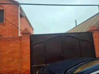 Дом 238,5 кв.м, гараж 66,8 кв.м и земельный участок 698 кв.м в Элисте. Земельный участок кадастровый номер 08:14:030209:135, площадью 698 кв.м, земли населенных пунктов, для индивидуального жилищного строительства, адрес Республика Калмыкия, г. Элиста, ул. Сяяхн Тенгр, д. 24. Вид права…