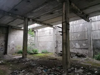 Здание теплоузла 302 кв.м, Псков (г. Псков, Рижский пр., д.83-б), в том числе: одноэтажное здание (наименование: "Здание теплоузла") с КН 60:27:0080206:3898, общей площадью 302 кв. м и земельный участок с КН 60:27:0080206:3916, площадью 644 кв. м. Конструктивные характеристики здания: подземная…