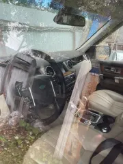 Land Rover, 2010 год выпуска, белый цвет, VIN SALLAAAF4BA560166, госномер O882OX29, номер кузова SALLAAAF4BA560166, объем двигателя 2993 см³, мощность 180 кВт/244 л.с., АКПП, полный привод, дизельный двигатель. Состояние: двигатель в нерабочем состоянии, двери не открываются. Легковой универсал.
