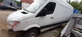 Mercedes-Benz Sprinter 316 CDI 2013 года выпуска, VIN: WDB9066351S792279, госномер 348DBL. Объем двигателя 2143 см³, механическая коробка передач, цвет белый. Годные остатки. Лакокрасочное покрытие имеет повреждения: мелкие царапины, сколы, вмятины. Передний бампер и решетка радиатора отсутствуют…