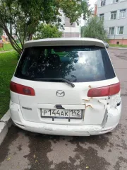 Mazda Demio 2003 года, 91 лс. Цвет белый. Госномер Р144АК142. Кузов DY3W-231087, имеются вмятины и коррозийные повреждения на багажнике.