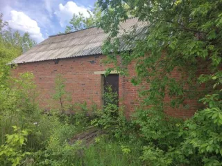 Земельный участок 812 м² со столовой 104.3 м² по адресу: Чувашская Республика, муниципальный округ Ибресинский, деревня Андреевка, улица Молодежная, дом 4. Кадастровый номер участка: 21:10:140104:151. На участке расположено здание столовой, нежилое кирпичное, кадастровый номер: 21:10:000000:1602…