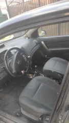 Chevrolet Aveo, 2007. Транспортное средство: Шевроле Авео, ГРЗ В145ХВ82, 2007 года выпуска, идентификационный номер KL1SF69YE8B093395, цвет: черный, мощность двигателя 63,3 (86) кВт (л.с.). Транспортное средство на ходу, по кузову имеются царапины. Машина стоит по адресу: г. Ялта, ул. Батурина, д…