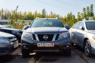 Nissan Terrano 2016 года, серый кузов, VIN: Z8NHSNGAN56469486. Комплект из 4-х шипованных зимних шин Dunlop SP Winter Ice 01 215/65/16 102T и 4-х литых дисков Renault RN 70 6.5x16 5*114.3 ET50 D66.1.