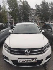 Volkswagen Tiguan, 2016 года, 122 л.с., 83699 км, МКПП, передний привод, цвет белый, VIN XW8ZZZ5NZHG105479, ранее участвовал в 6-ти ДТП, срабатывали подушки безопасности, восстановлен, ключ один, кондиционер не работает, АКБ разряжена, повреждено правое переднее крыло (вмятина), отчет Автотеки…