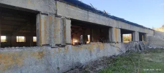Здание фермы 1391,5 кв.м, земельный участок, Рязанская область. Здание, наименование: здание фермы, количество этажей -1, площадь 1391,5 кв.м, и земельный участок с кадастровым номером 62:05:2800601:379, на котором здание расположено. Указано в п. 4 Информационного сообщения о продаже. Год ввода в…