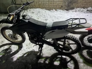 Motoland250, н/у г.в., г/н отсутствует, № рамы LWJPCKL0300000946. Цвет черно-белый, присутствуют следы ржавчины, пластик расколот, все узлы и агрегаты загрязнены продуктами переработки топлива, б/у, правоустанавливающие документы отсутствуют, ключи отсутствуют. Имущество продается в том виде, в…