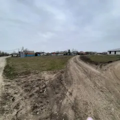 Право аренды земельного участка площадью 4833 кв.м для общественного питания. Участок с кадастровым номером 23:42:0601020:340 расположен по адресу: Краснодарский край, Ейский район, г. Ейск, ул. Шоссейная, 21. Срок аренды — 5 лет. Основной вид разрешенного использования: 4.6.