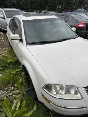 Volkswagen passat, 2001 автомобиль марки «Фольксваген пассат» («volkswagen passat»), государственный регистрационный знак фактически отсутствует, белого цвета, 2001 года выпуска vin: wvwpd63b92p073753. Ключ, стс, птс в наличии. Коррозия металла в области колесных арок, порогов, понизу дверей, на…
