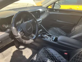 Kia K5, 2021 года выпуска, VIN: XWEG3414BN0012711. Имущество находится в залоге у ПАО СКБ Приморья «Примсоцбанк». Транспортное средство продавалось на торгах приставам год назад, пробег был 320000, за 850000 авто не было выкуплено ввиду отсутствия заявок. На данный момент авто не ездило 2 года…