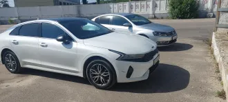 KIA K5, 2023, транспортное средство: автомобиль, марка KIA, модель K5, идентификационный номер MX1G2414BPK214140, год изготовления 2023, номер кузова MX1G2414BPK214140, цвет кузова белый.