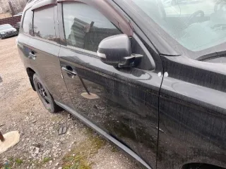 Mitsubishi Outlander 2013, универсал, VIN Z8TXTGF2WDM028999, госномер A870AУ126, номер кузова Z8TXTGF2WDM0289992, цвет черный, двигатель № LN7348, мощность 146 л.с. Имеет повреждения: левая задняя сторона бампера, фара, вмятина на багажнике, вмятина на правой задней арке, трещина лобового стекла…