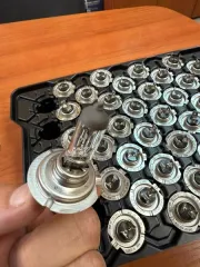 Годные остатки изделий: крышка-заглушка для фары автомобиля из резины черного цвета 80 штук, патрон для лампочки 41 штука, заглушки из резины черного цвета 122 штуки, элемент крепления из пластмассы белого цвета 40 штук, патрон для лампочки из пластмассы серого цвета 40 штук, элемент крепления из…