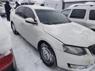 Skoda Octavia 2013 года выпуска, VIN XW8AC4NE8EH016970. Цвет белый, госномер О785НР32. Автомобиль в залоге. Не на ходу: не работает коробка передач, двигатель заводится. Состояние кузова требует покраски, имеются повреждения стоп-сигналов, множество сколов и царапин.