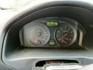 Volvo S40, 2007, черный, 141 734 км, 1 596 МТ (99,96 л.с.), бензин, передний, VIN YV1MS204282363187, седан, в нерабочем состоянии, разбито лобовое стекло, вмятины на правой стороне кузова и дверях, отломлено правое боковое зеркало, множественные повреждения кузова коррозией, багажник не…