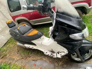 Suzuki Sky Wave категории А 1999 года выпуска, объем двигателя 385 куб.см, черный цвет, госномер отсутствует, номер двигателя К415 116175, номер рамы СК41А-102780. Назначение: pryamie.