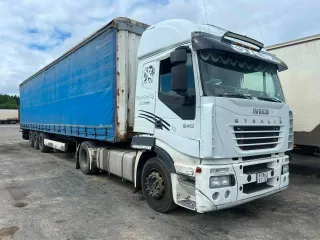 Iveco Stralis 2004, Krone SD tent 2008 Тягач IVECO Stralis SM1V4832A, 2004 года; Полуприцеп Krone SD ТЕНТОВАННЫЙ, 2008 года - Тягач IVECO Stralis SM1V4832A; VIN: WJMM1VUJ00C137402; 2004 г.в.; гос.номер: Е586ХТ10 - Полуприцеп Krone SD ТЕНТОВАННЫЙ; VIN: WKESD000000387812; 2008г.в.; гос.номер: АО506710
