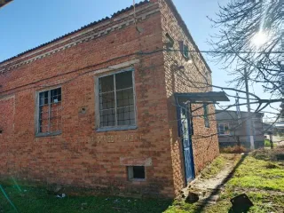 Нежилое здание 233.4 кв.м с участком, Краснодарский край. Площадь здания 233.4 кв.м, кадастровый номер 23:04:0402092:374. Местоположение: Краснодарский край, Брюховецкий район, станица Новоджерелиевская, улица Ленина, дом 51/2. С земельным участком кадастровый номер 23:04:0402092:372, площадь 1248…