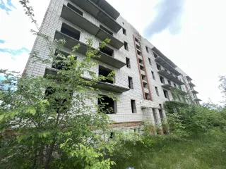 Жилое здание - Незавершенный строительством дом, пл. н/д кв. м, Литер – н/д, Этажность - 5 эт, кадастровый номер: 61:15:0010109:282. Земельный участок, пл. 7775 кв.м, кадастровый номер 61:15:0010109:5, расположенные по адресу: Ростовская обл, р-н Каменский, рп Глубокий, ул. Юбилейная, 8/4.