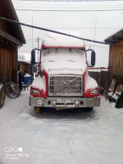 Volvo VNL 64 T660, 1999, грузовой тягач седельный, идентификационный номер (VIN) 4V4ND4JH8YN253088, цвет: красный.