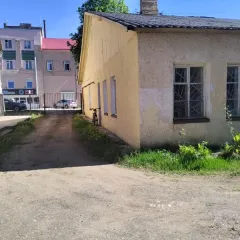 Земельный участок 569 кв.м с тремя зданиями, Новгородская область, г. Боровичи, ул. Дзержинского, 19. Земельный участок площадью 569,0 кв.м, кадастровый номер 53:22:002065211, с находящимися на нем объектами недвижимости – зданием площадью 209,3 кв.м (кадастровый номер 53:22:0020652:11), зданием…