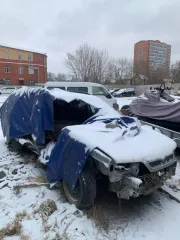 Ниссан Примера 1999 года после сильного ДТП, в неудовлетворительном состоянии.